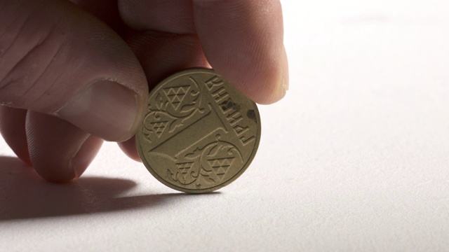 手拿1乌克兰格里夫纳硬币。乌克兰的货币。