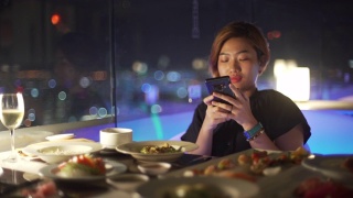 女人在吃饭。视频素材模板下载