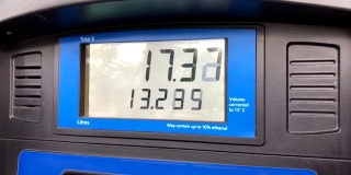 加油站油泵屏幕上的汽油价格上涨