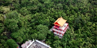 龙像与寺庙和红色神社在热带雨林的山在Wat Ban Tham