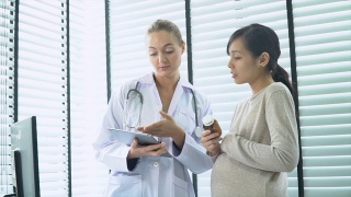 医生和孕妇视频素材模板下载