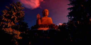 香港宝莲寺的大佛，迎着美丽的日出
