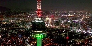 南山汉城塔鸟瞰图是韩国首个夜间塔式旅游景点