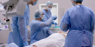 拉丁裔医生和他的手术团队一起做手术