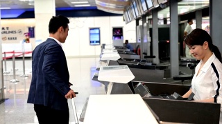 在机场出示电子机票的商人视频素材模板下载