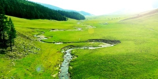 鸟瞰图中国新疆省的山地草原风光