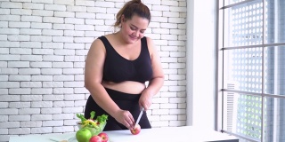 泰国大身材的女人准备蔬菜沙拉的健康食物切一个苹果