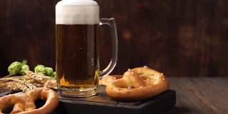 深色木桌上，用大杯子盛着新鲜的泡沫啤酒。