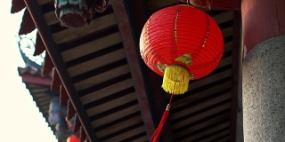 赤干寺红灯笼装饰。传统的中国灯笼
