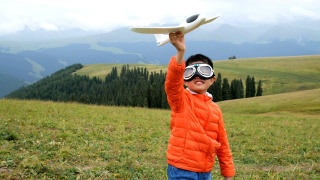 梦想乘飞机旅行的小男孩视频素材模板下载
