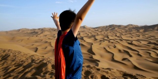 站在沙漠中的超级英雄