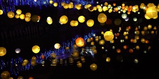 4K，亚洲灯笼悬挂在晚上的河流在中国新年。