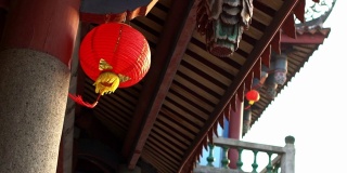赤干寺美丽红灯笼装饰的慢镜头。
