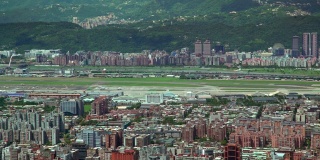 4K高清超高，鸟瞰图的机场台北城市。