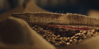 工人正在闻烤好的咖啡籽