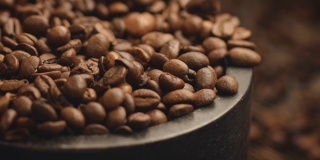咖啡豆掉落在容器里的特写