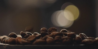 在工厂烘焙咖啡豆的镜头中淡出