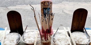 在节日里以米香祭奠祖先