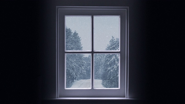 一扇俯瞰冬季森林的木窗的剪影。美丽的冬季景观与飘落的雪。