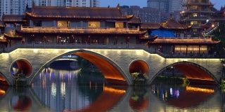 风景近景照明安顺桥在晚上与人走在桥上在四川成都中国