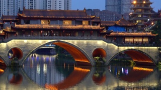 风景近景照明安顺桥在晚上与人走在桥上在四川成都中国视频素材模板下载