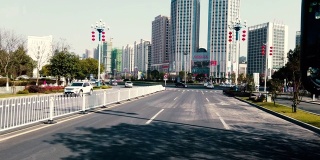 日出时分，中国杭州市区高速公路正在建设中
