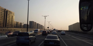 上午，在杭州市中心的高速公路上行驶