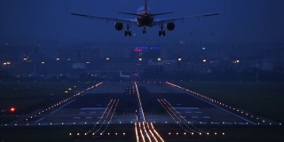 夜间，一架商用飞机在成都机场降落。