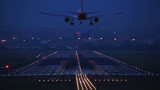 夜间，一架商用飞机在成都机场降落。视频素材模板下载