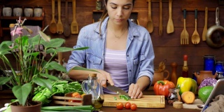 数字片剂配方:多利拍摄的西班牙年轻女子切菜准备食物