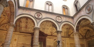 乌菲齐美术馆的庭院意大利庭院的古代建筑。
