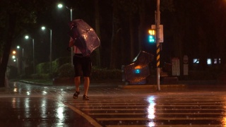 台风台湾期间，行人撑着雨伞挣扎着穿过街道视频素材模板下载