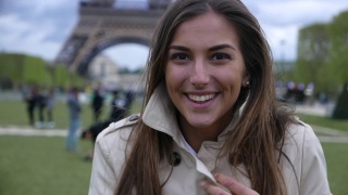 女孩在巴黎视频素材模板下载