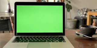 家中书桌上的笔记本电脑显示绿色色度键屏场景。背景中的技术，技术背景的概念和生活中的日子对象