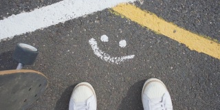 白色运动鞋在人行道上画了笑脸标志