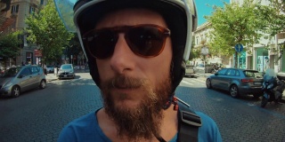 骑摩托车自拍:在罗马市中心骑摩托车