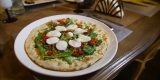 新鲜的马苏里拉披萨放在餐桌上。