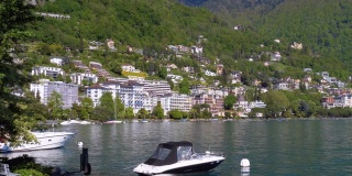 风景的蒙特勒堤岸与日内瓦湖和瑞士阿尔卑斯山