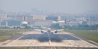 一架商用飞机在成都国际机场着陆