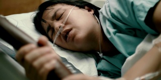 CU:分娩前躺在医院病床上的孕妇