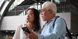 一对中国老年夫妇在用智能手机上的导航应用