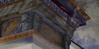 从“Yaman Dede”文化艺术屋的大理石柱上观察细节。开/土耳其01/06/2014