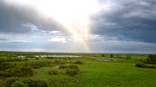 风景如画的彩虹在绿色草地与湖泊上的看法