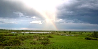 风景如画的彩虹在绿色草地与湖泊上的看法