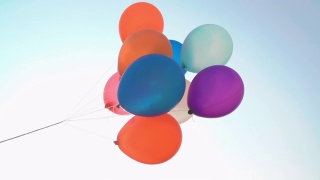 气球在蓝色的天空中五颜六色视频素材模板下载