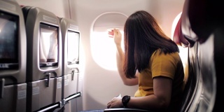女乘客打开机舱窗户，慢动作