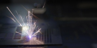 数控金属激光切割，现代工业技术。工业激光在金属上雕刻