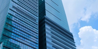 时间流逝，高层写字楼、摩天大楼、金融区建筑在中午。为商业和技术概念背景的智慧城市，中国香港市中心。