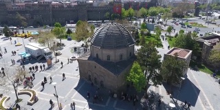 土耳其开塞里共和国广场上泽耶尔·阿比丁墓和开塞里城堡的鸟瞰图开/土耳其04/26/2017