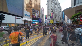 一群人走在斑马线或人行横道上的时间流逝，在香港市区铜锣湾区购物区和百货商店。视频素材模板下载